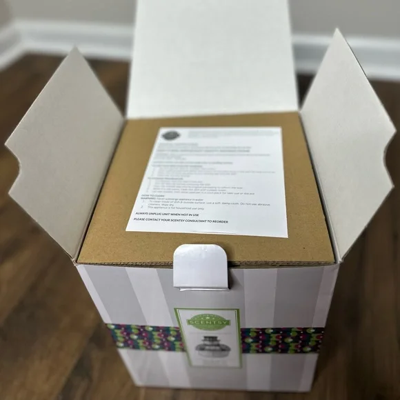 Kickoff to Christmas Scentsy Warmer - Picture 3 of 7